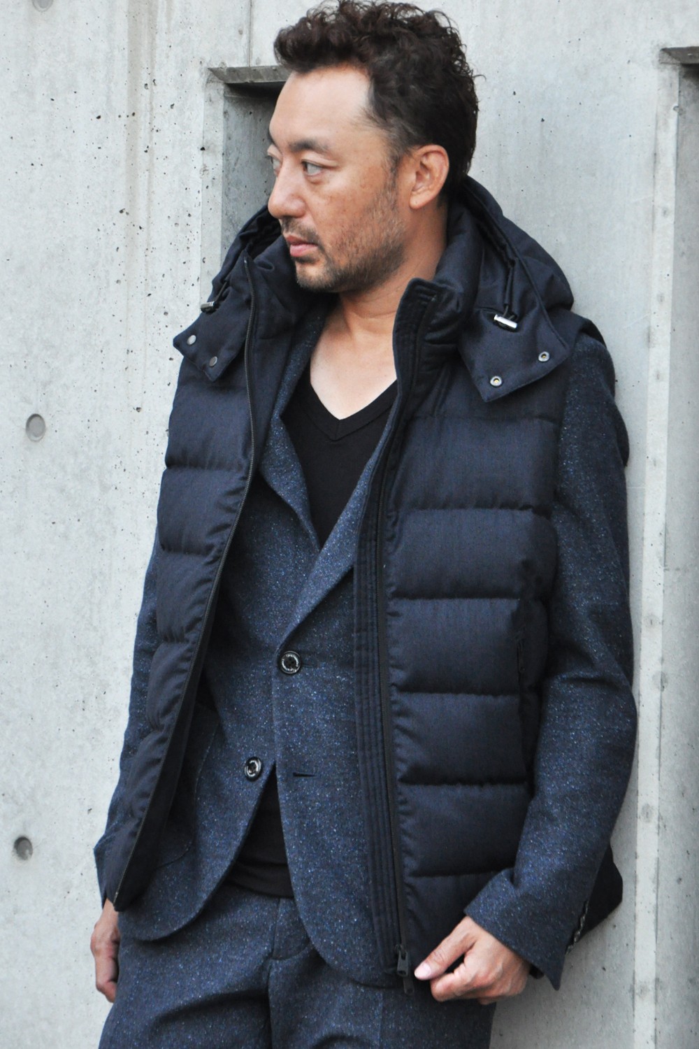 カジュアルなセットアップスーツにダウンベストをプラスした大人の休日スタイル 14 Gossip